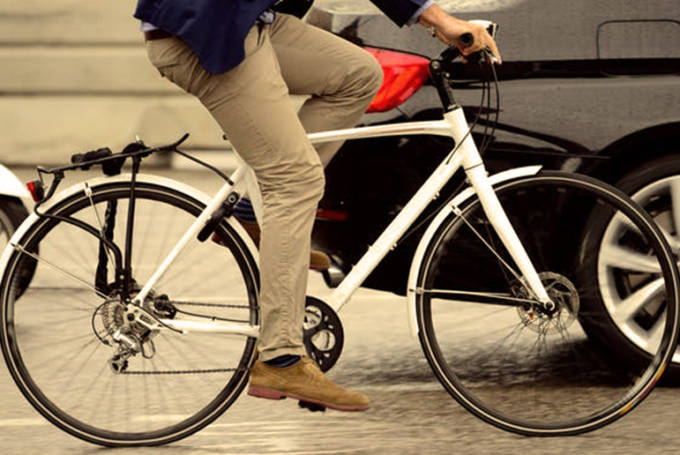 homme faisant du vélo en ville.