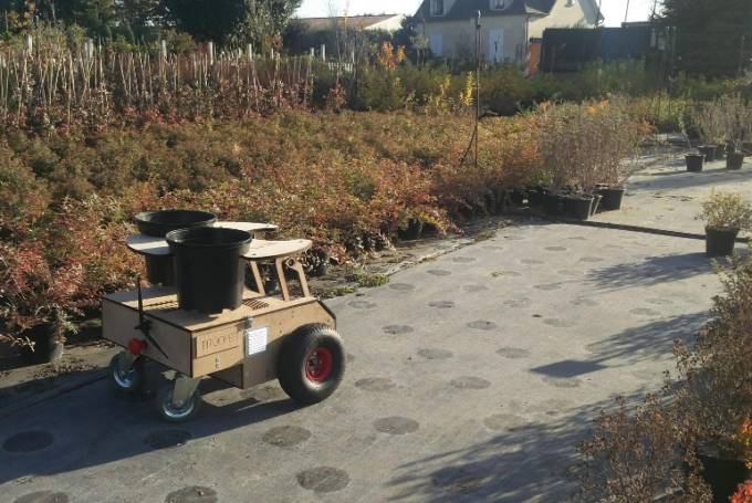 Trooper, le robot horticole porte des pots de fleurs