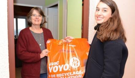 deux femmes tenant un sac de recyclage appartenant à la firme Yoyo