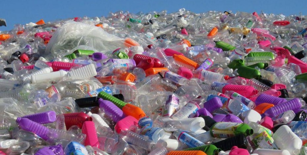 montagne de plastique non recyclés