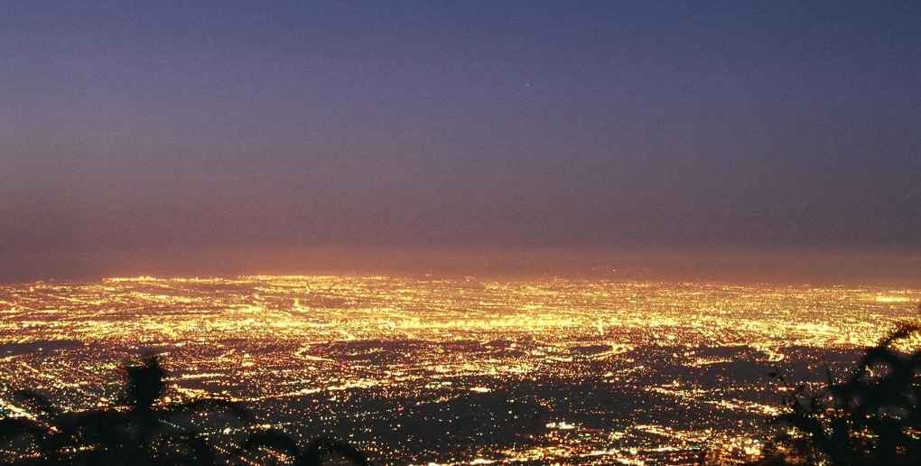 Cette photo psychédélique révèle l'ampleur de la pollution lumineuse en  ville
