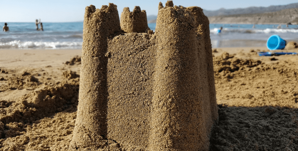 chateau de sable sur une plage