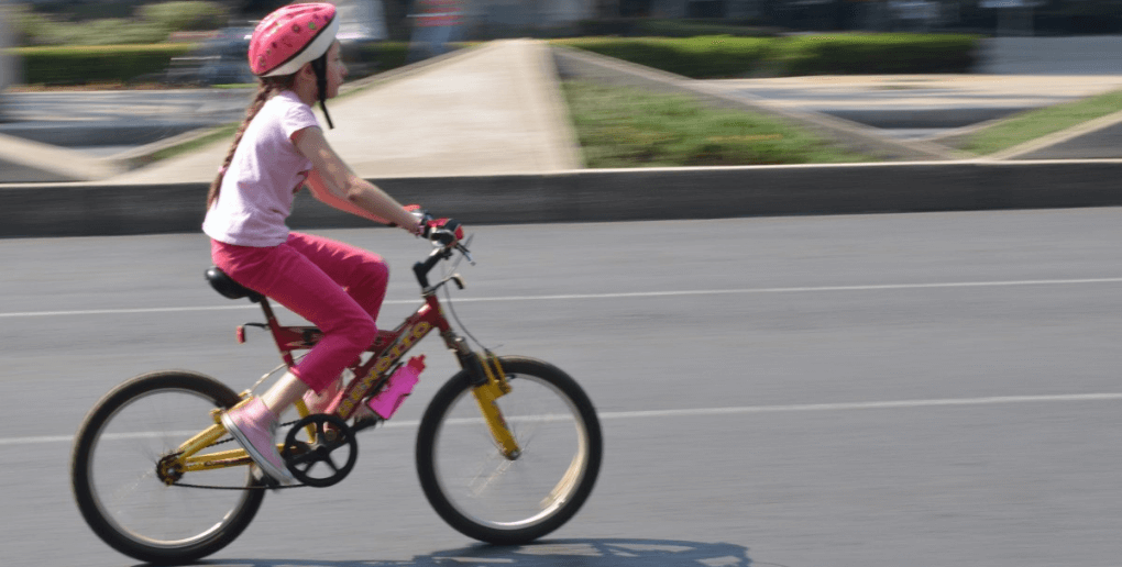 une enfant qui fait du vélo