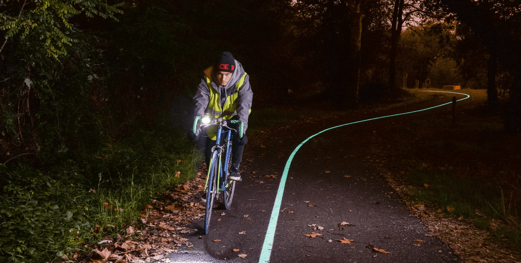 piste cyclable éclairée par photoluminescence