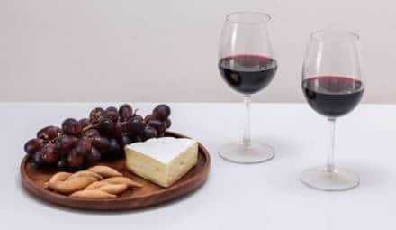 Verres de vin, fromage et raisins