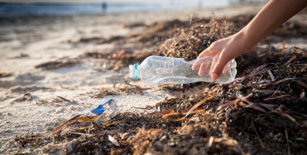 bouteille en plastique sur la plage