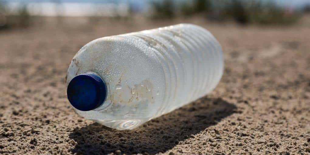 bouteille plastique abandonnée sur la plage