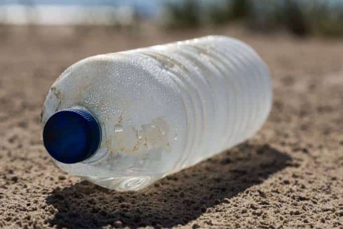 bouteille plastique abandonnée sur la plage
