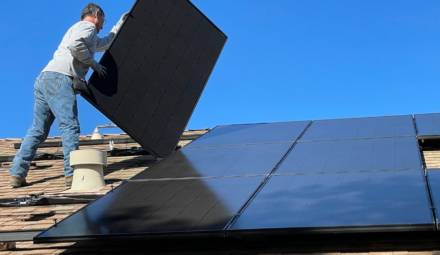 installation de panneaux solaires sur un toit