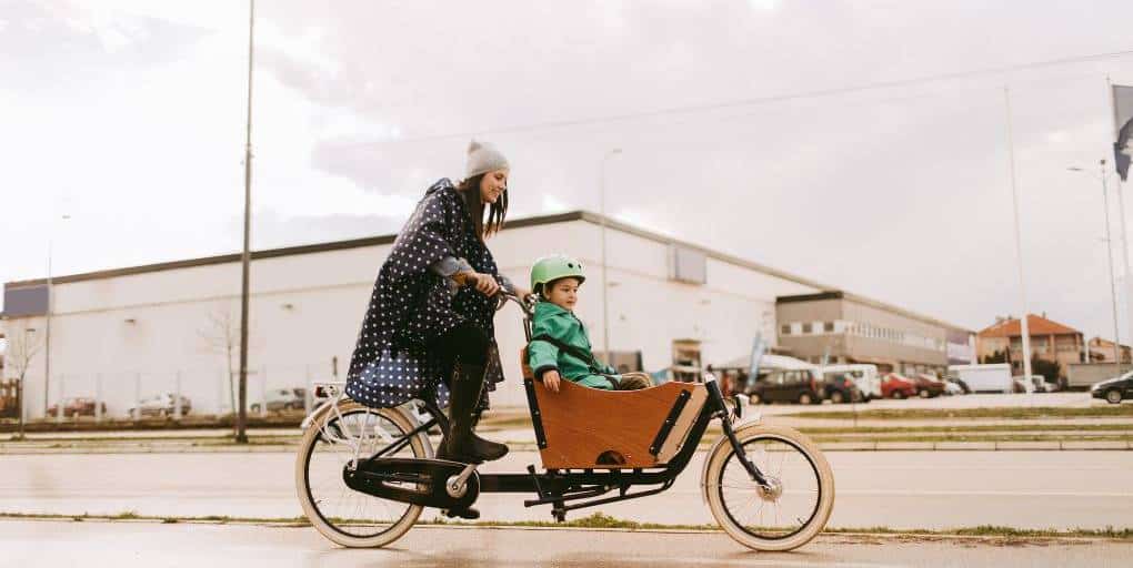 femme et enfant sur vélo-cargo