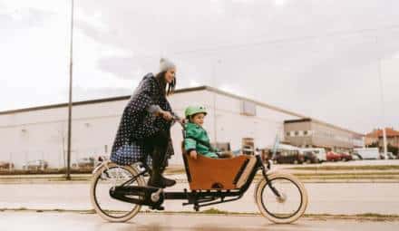 femme et enfant sur vélo-cargo