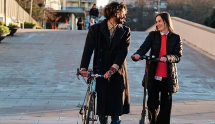 un homme avec un vélo et une femme avec une trotinette